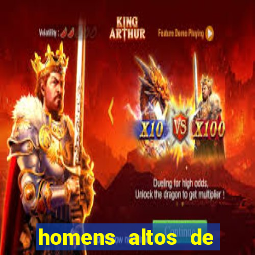 homens altos de pau grande