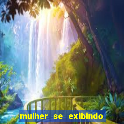 mulher se exibindo ao vivo